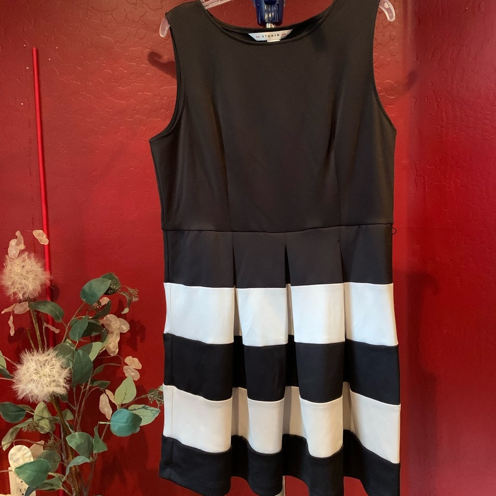 Gorgeous little black dress size14P